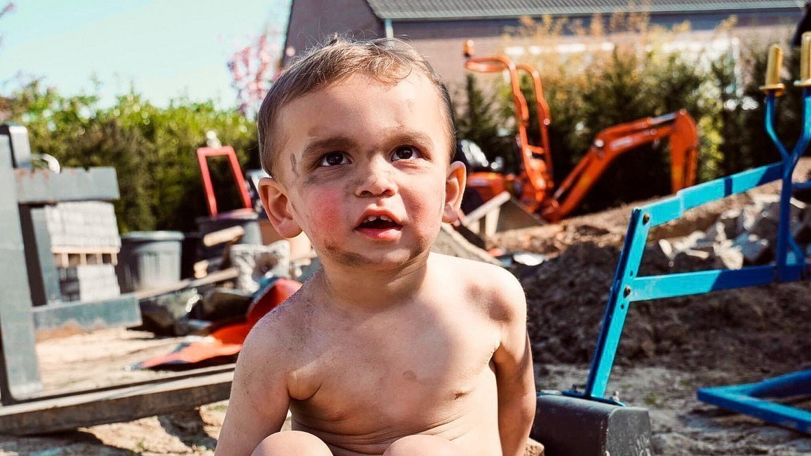Kind heeft gezicht vol met modder, spelen op avontuur in de tuin, moddermonstertje.nl webshop kinderen