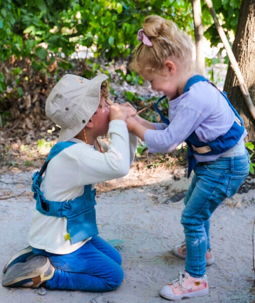 Kinderen spelen met explorer belt moddermonstertje webshop kinderen