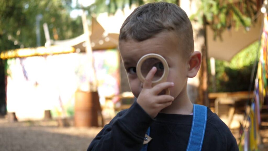 Jongen kijkt door vergrootglas huckleberry moddermonstertje.nl webshop kinderen
