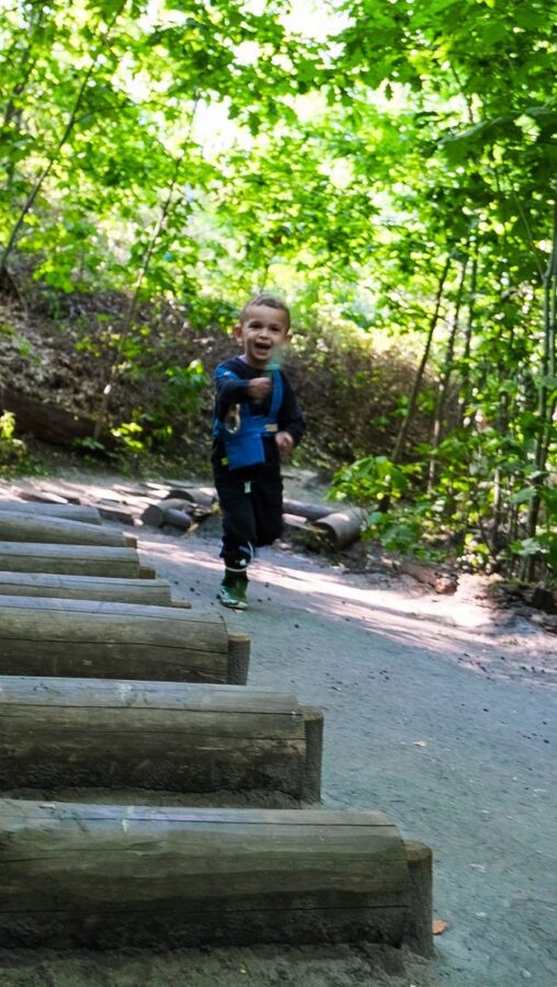 Kind rent door het bos met explorer belt om, op zoek naar avontuur, moddermonstertje.nl webshop kinderen