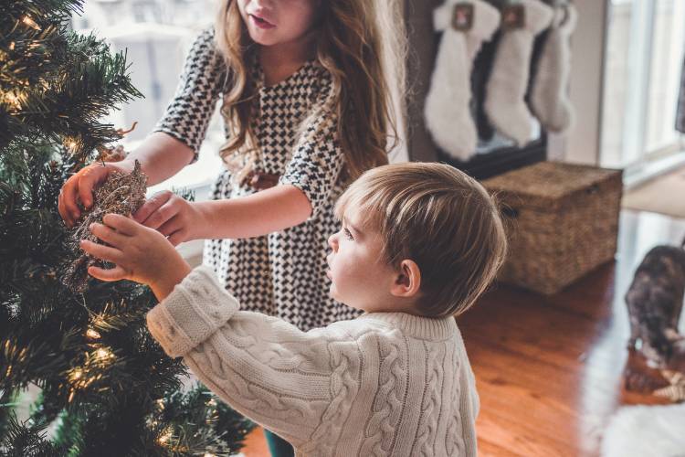 kinderen versieren kerstboom moddermonstertje.nl webshop cadeautjes - the christmas battle