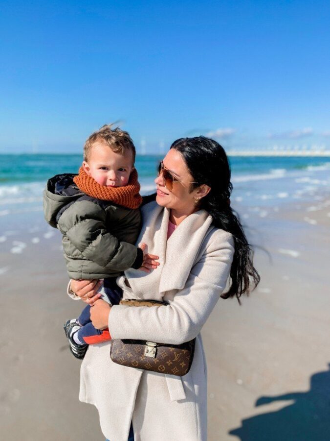 Moeder en kind op het strand, moddermonstertje.nl webshop kinderen
